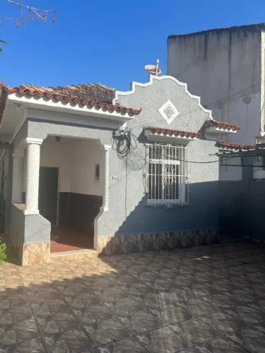 Casa de 03 quartos com Dependência Independente, Churrasqueira e Ótima Localização - Irajá