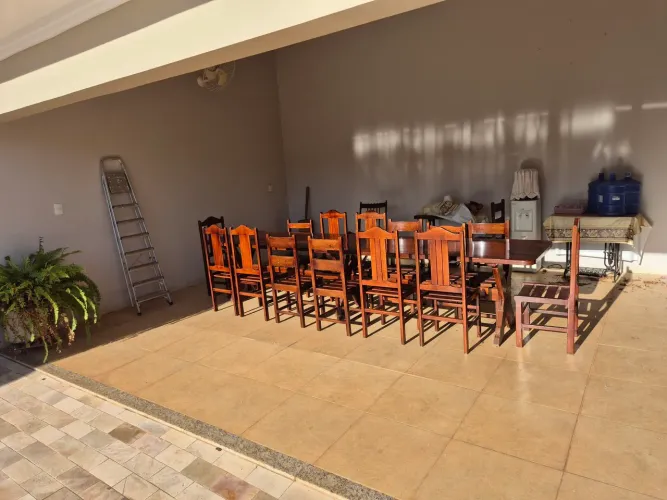 Mesa de madeira com 14 lugares - 4 metros