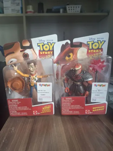 Bonecos Toy Story Esquecidos Pelo Tempo Woody e Reptillus Maximus Mattel