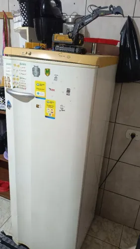 Geladeira em ótimo estado baratinho completa