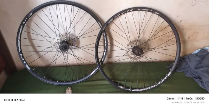 Vendo essas rodas Absolut com o cubo K7 da GTS de 36 furos 
