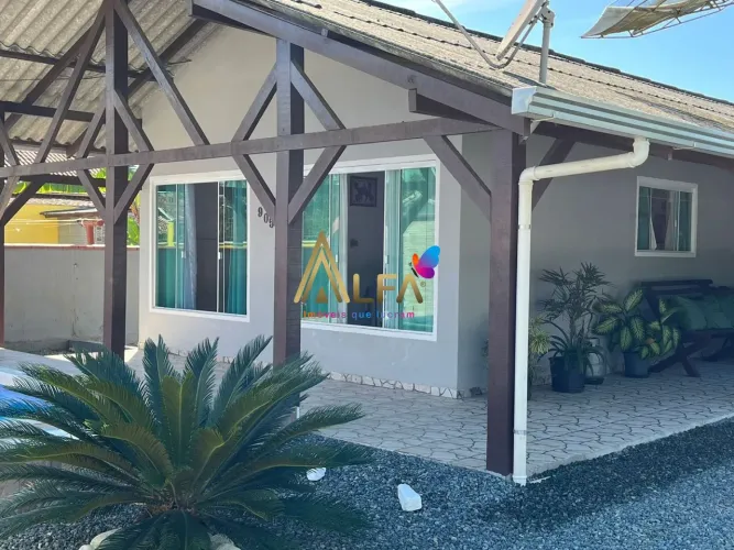 Casa com Piscina na Praia da Armação | 3 Quartos (1 Suíte) + Amplo Terreno para