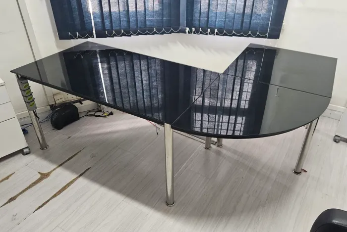 Mesa De Escritório Em L Com Armação Metálica E Tampo De Vidro
