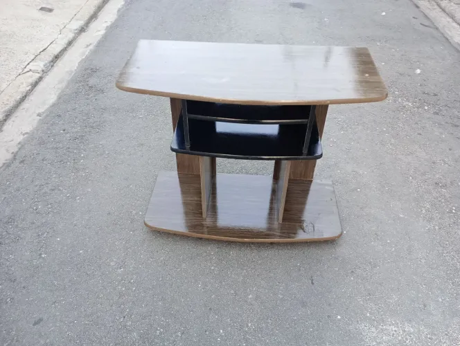 Rack para TV Amadeirado com Rodinhas - Bom Estado
