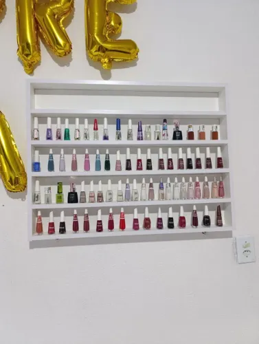 1Aparador novo, 1 expositor de esmaltes novo 