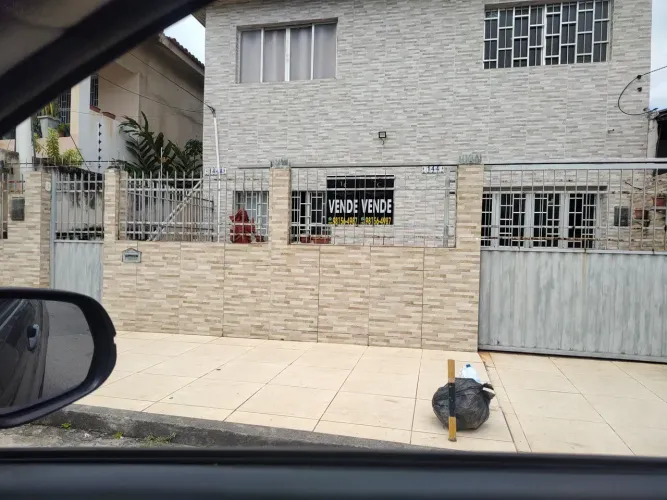 Casa com 02 pavimentos, 05 quartos.