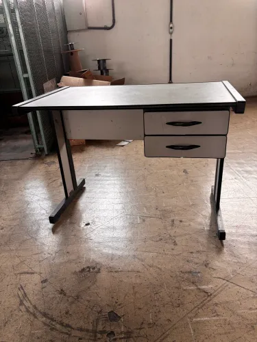 Mesa pequena 1,30 x 0,60 altura 0,80 com gaveta
