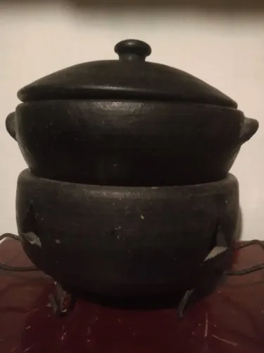 Panela de barro capixaba com fogareiro e base de ferro