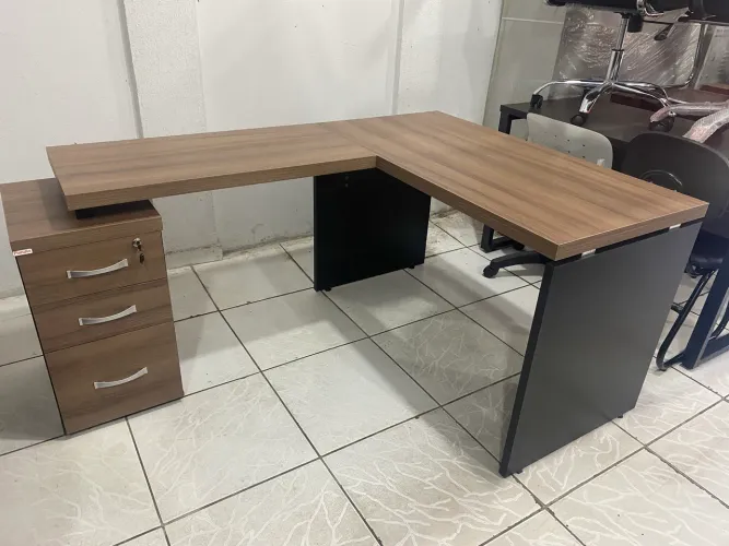 Mesa em L (pandin)