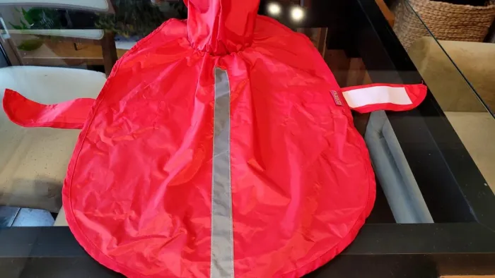 Capa de chuva para pets, tamanho raças pequenas a médio porte. Possui faixa com velcro.