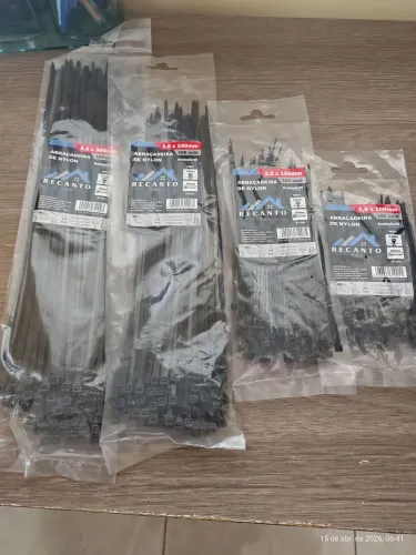 400 abraçadeiras de plástico muito resistente, contendo 4 pacotes com 100 unidades de .