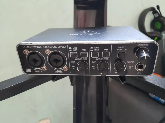 Interface de áudio Behringer UMC202HD 2 canais