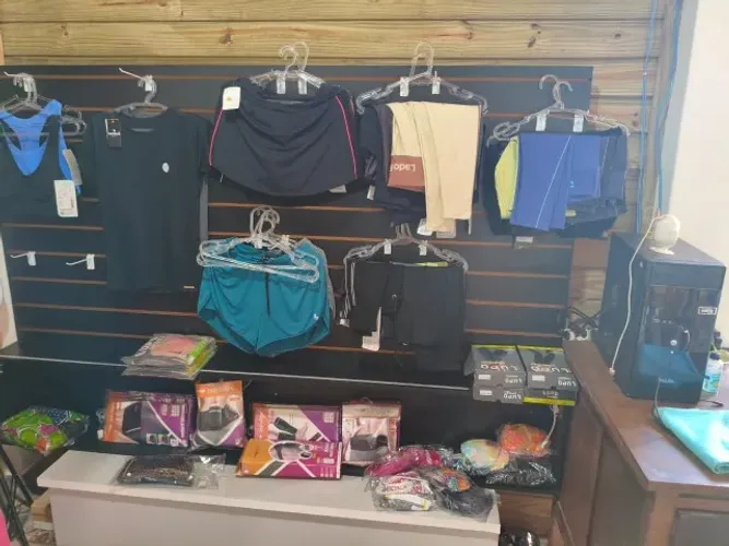 Loja de Roupas e Acessórios feminino e masculino Vendo estoque e móveis