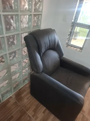 Poltrona de assento preta usada.