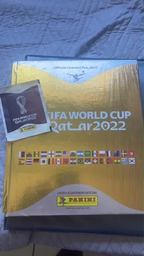 Álbum de Capa Dura Dourado da Copa do Mundo 2022 + pacote de figurinhas