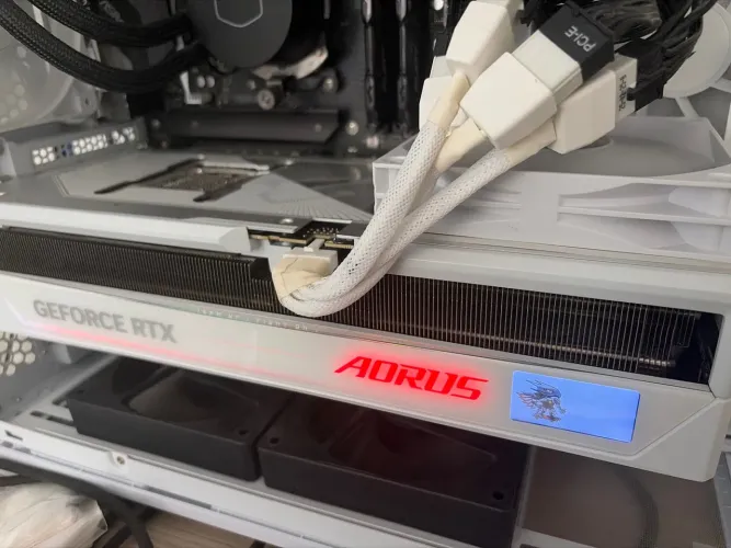RTX 5090 Aorus Master Branca