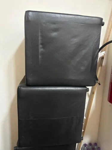 Vende-se 4 Puffs Pretos