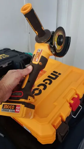 Esmerilhadeira a bateria com carregador, bateria 4.0 amp e maleta reforçada ingco