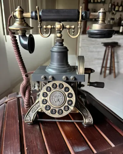 Telefone Retrô Vintage Decorativo em Metal - Estilo Antigo