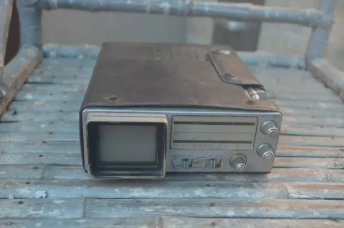 rádio e televisão portátil Broksonic modelo CIRT-2097T