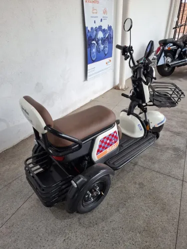 Triciclo pouquíssimo rodado