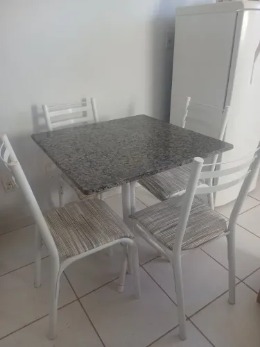 Vendo Jogo de mesa com 4 cadeiras em perfeito estado 