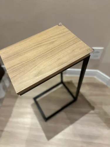 Mesa lateral encaixada no sofá