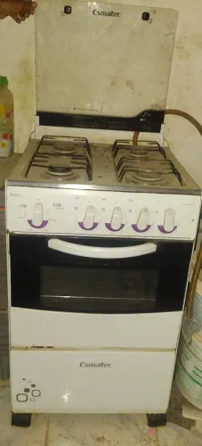 Fogão semi novo,bem conservado.