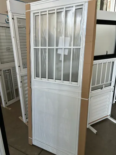 PORTA LAMBRIL SOCIAL COM POSTIGO 210X90 DIREITA ALUMÍNIO BRANCO LINHA 30