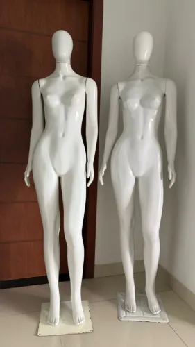 Manequim feminino de fibra, na cor branca