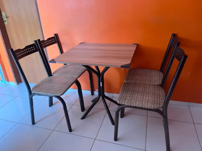 MESA COM 4 CADEIRAS