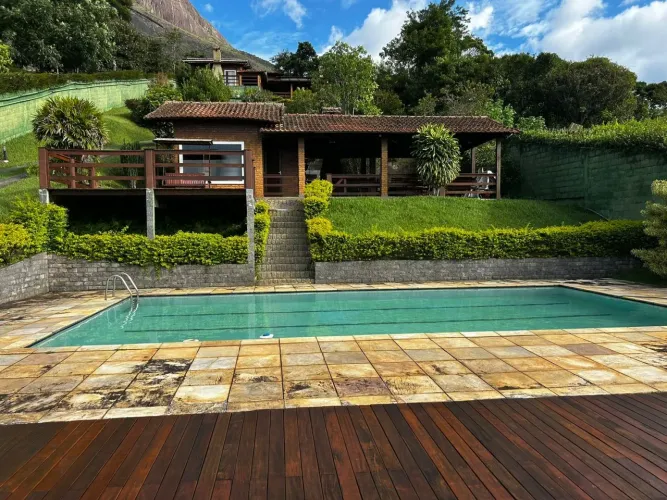 Casa para Venda em Petrópolis, Samambaia, 4 dormitórios, 1 suíte, 3 banheiros, 4 vagas