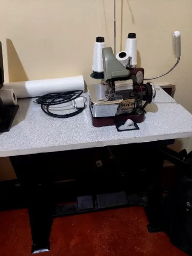 Máquina de costura OVERLOCK - RICO