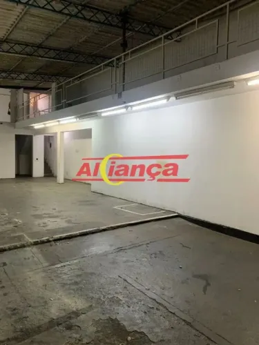 Salão comercial no centro, com 2 banheiros, portas de aço, entrada laterall