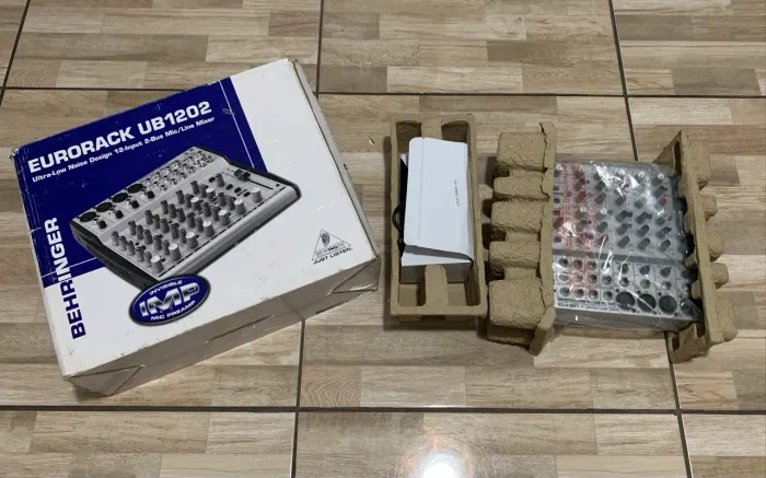 Mesa analógica Behringer Eurorack UB1202