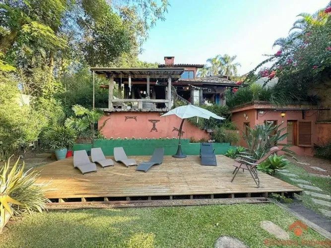 **CASA ENCANTADORA A VENDA NO MIOLO DA GRANJA | VERDE, LOFTS E POTENCIAL PARA AIRBNB**