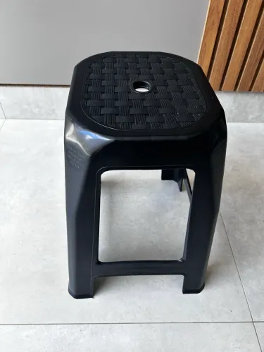 4 Banquetas de plástico pretas 