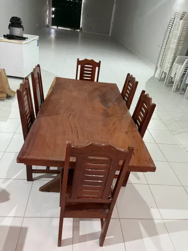 MESA DE JANTAR EM MADEIRA MACIÇA COM 6 CADEIRAS