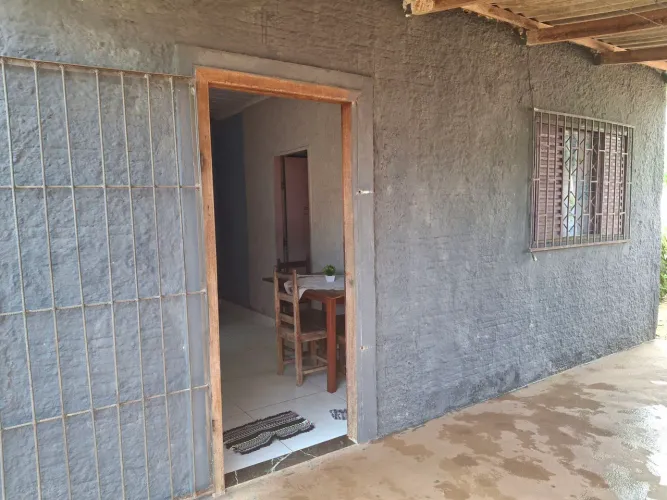 Vende-se terreno com duas casas
