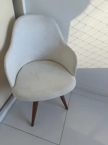 Cadeira Estofada com Braços em Tecido Off-White e Pés de Madeira