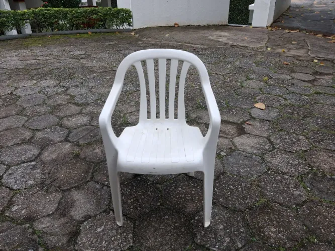 Cadeiras de plástico brancas
