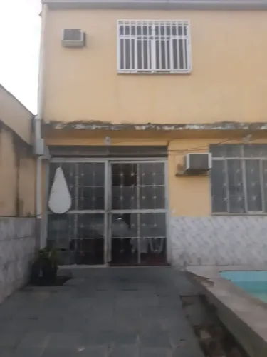 São duas casas, a de baixo tem 2 quartos sala cozinha banheiro e piscina