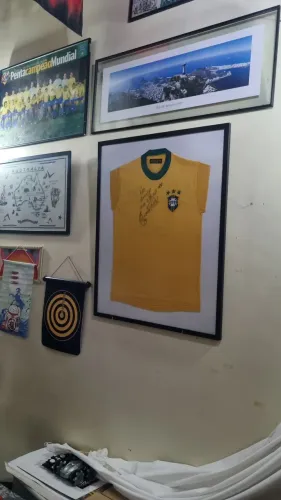 Camisa da seleção autografada pelo Rei Pelé em 1973.