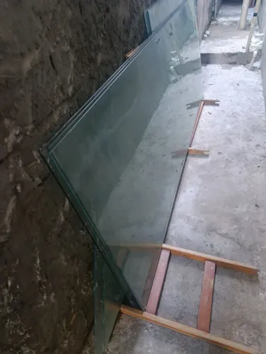 Vendo porta de vidro e corrimão de escada em 45 graus