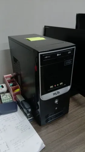 Computador básico desktop com gabinete compacto usado em ótimo estado