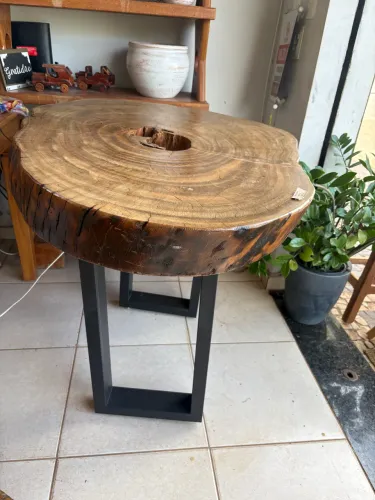 Mesa tronco rústico natural com pés de ferro 