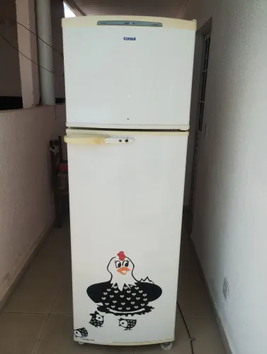 Vendo geladeira 220 funcionando em cima e embaixo a está no cidade salvador Jacareí sp