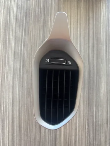 Vendo difusor já com moldura do lado direito do Jeep Renegade