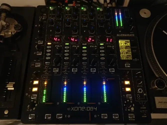 Mixer Allen & Heath Xone DB4
