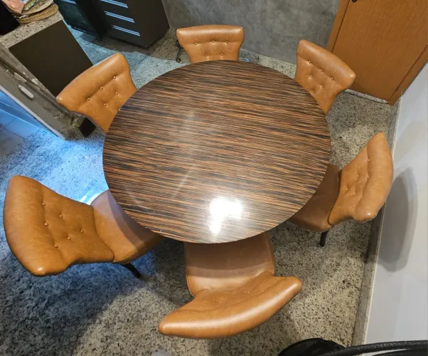 Mesa laqueada com 6 cadeiras em couro ecológico